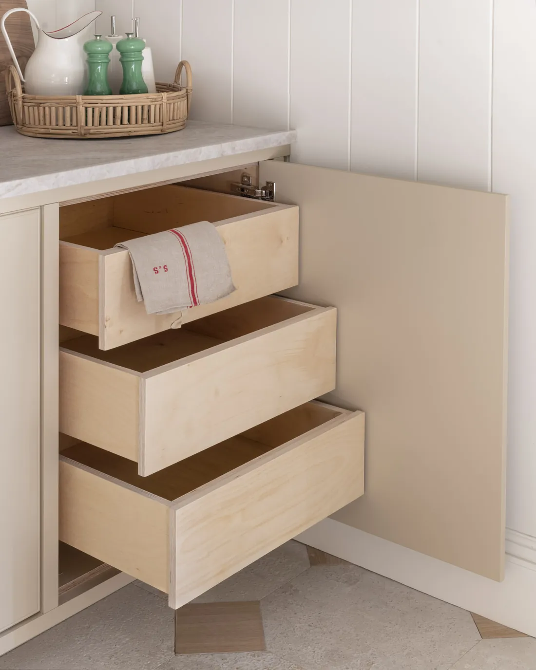 Cajones de cocina de madera maciza con bisagra vista: fabricación de carpintería a medida