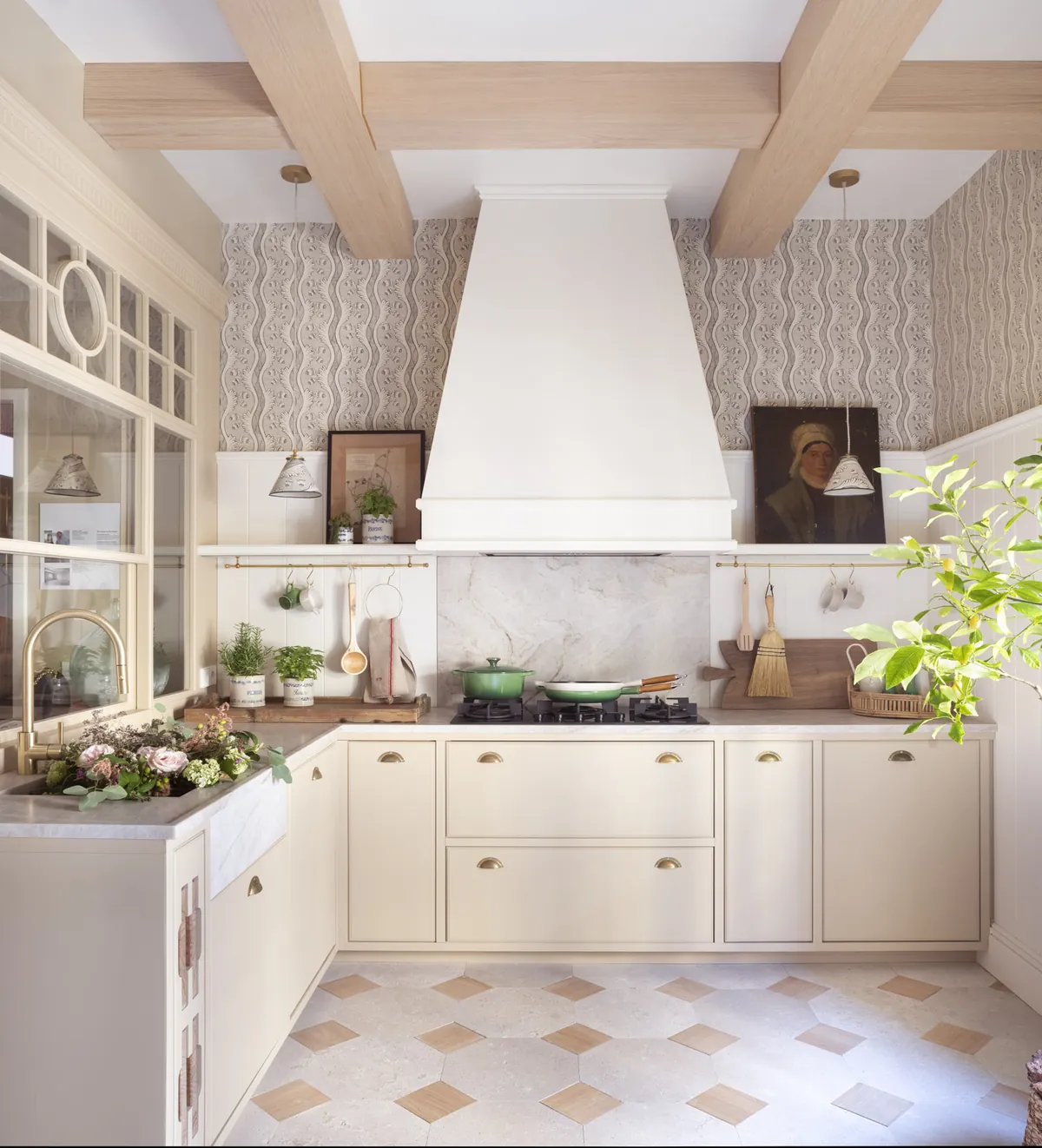 Cocina campestre con vigas de madera, campana de escayola y suelo hidráulico — estilo campestre