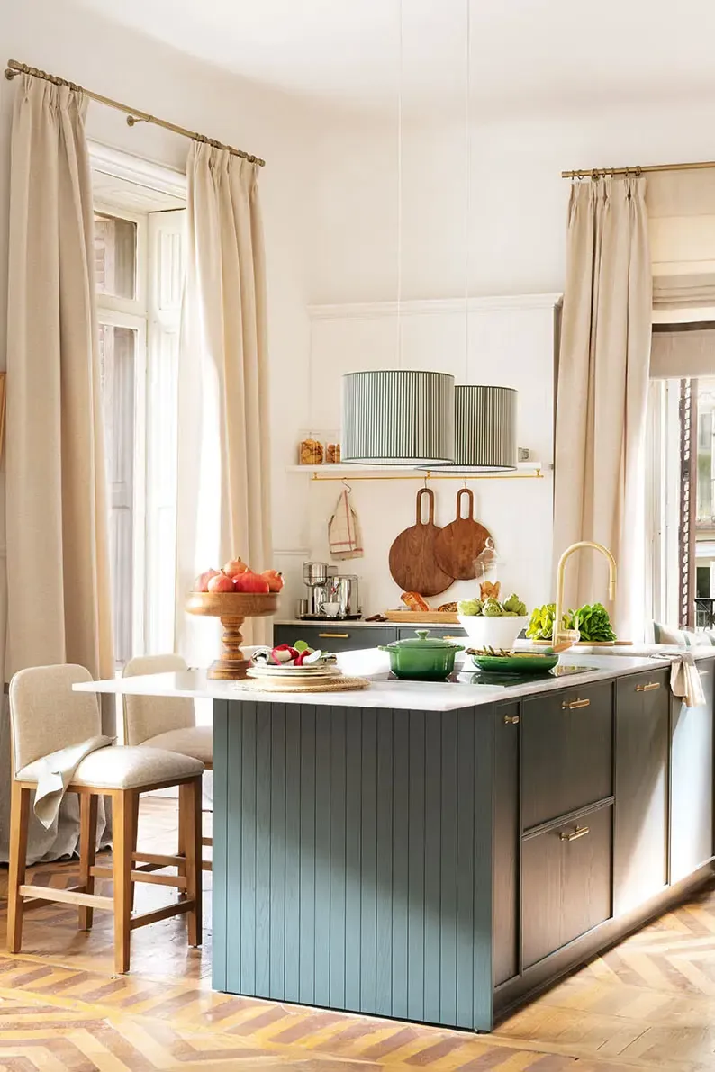 Cocina con isla de madera teñida en verde, encimera de piedra y lámparas de fibra — estilo contemporáneo cálido