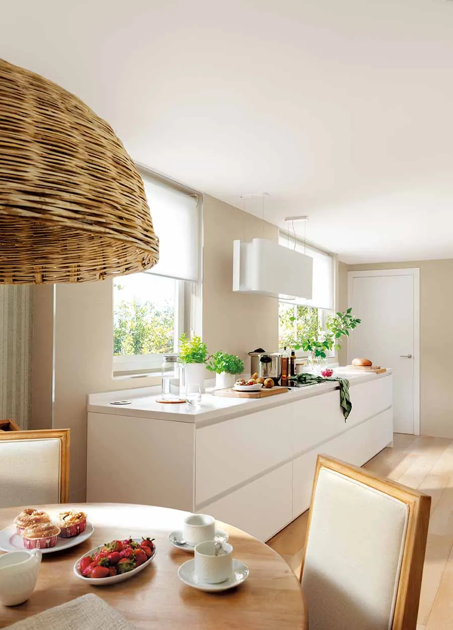 Cocina a medida con zona de office: la cocina pensada como una habitación más de la casa