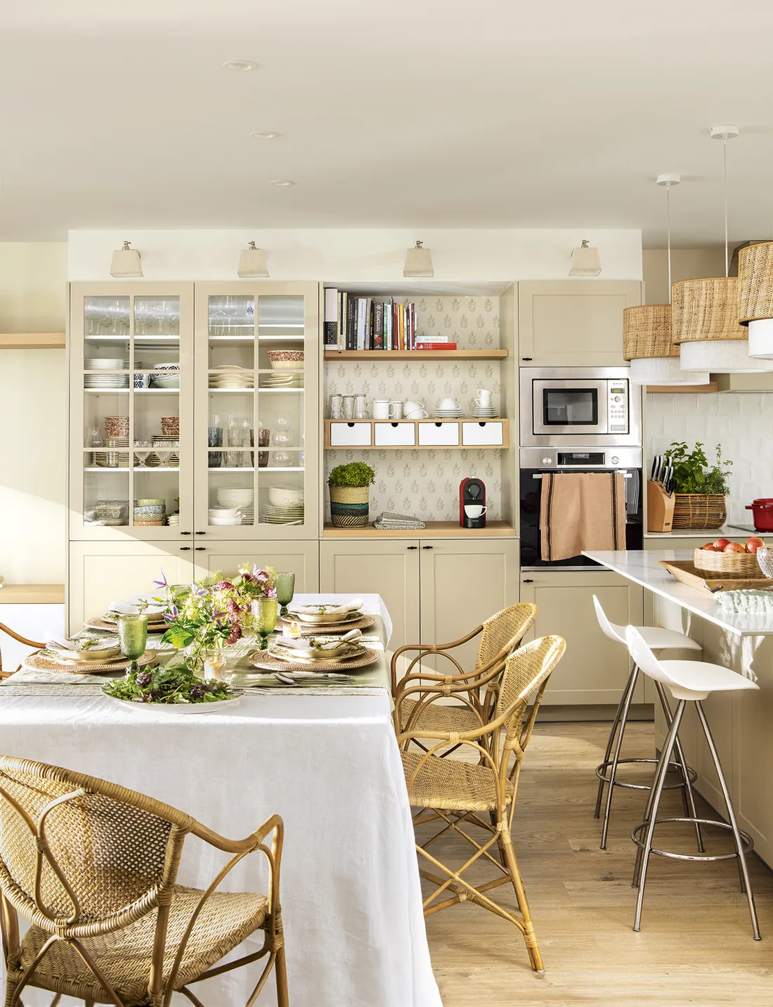 Desayunador entre la cocina y el comedor, con la misma carpintería e iluminación