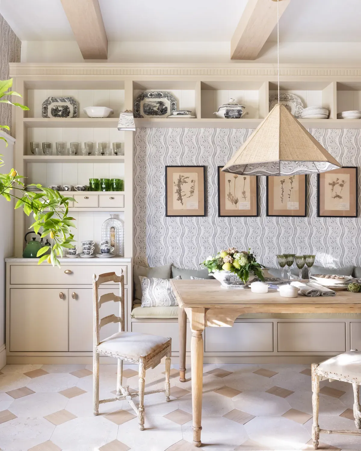 Comedor office con estanterías abiertas con vajilla, papel pintado y suelo hexagonal — interiorismo de estilo campestre