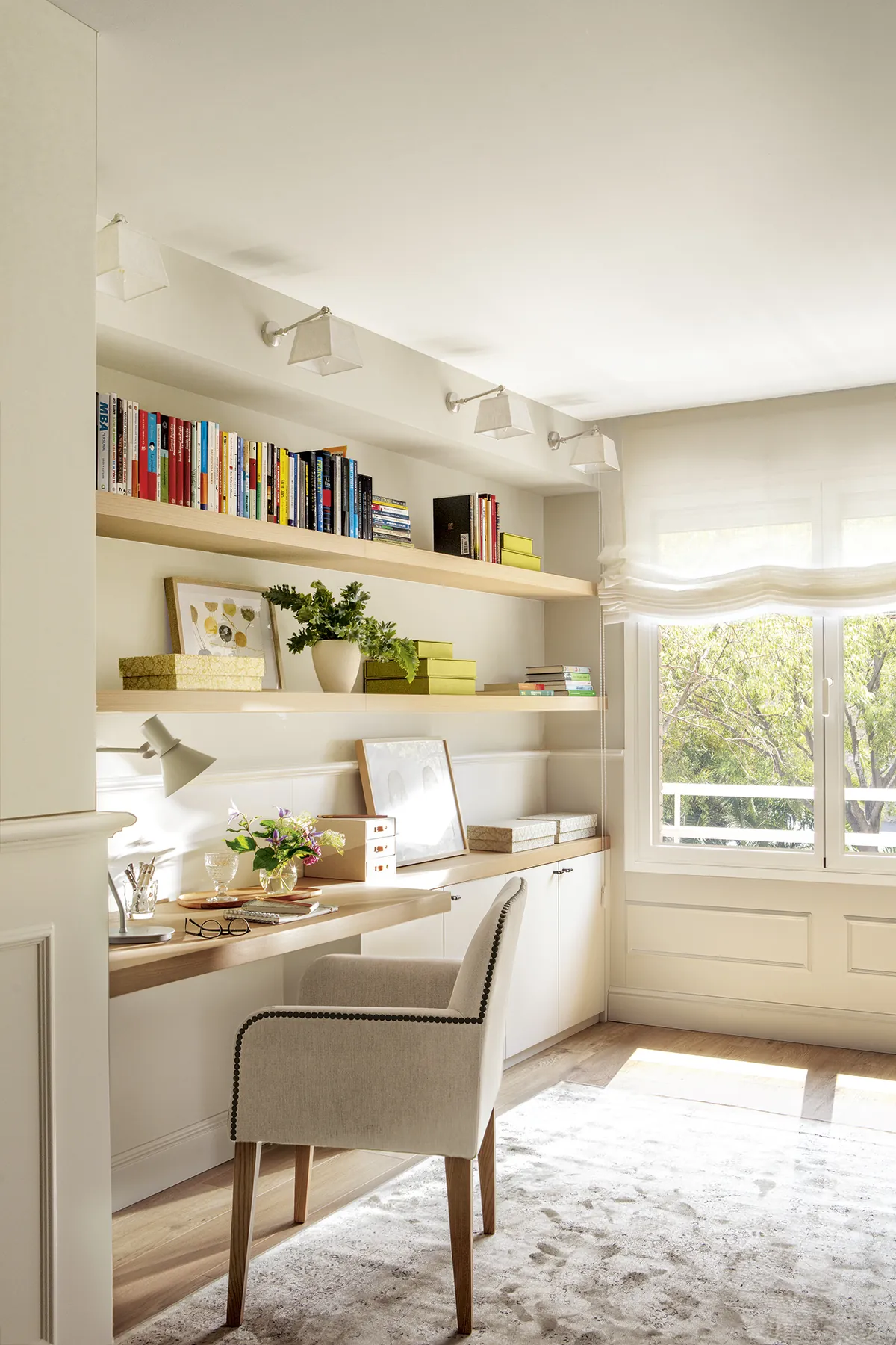 Estudio sereno y luminoso con pocos elementos — interiorismo de estilo minimalista cálido