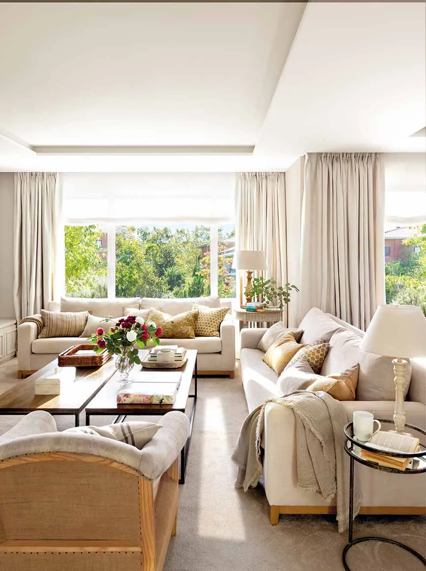 Salón actual, cómodo y cálido — interiorismo de estilo contemporáneo acogedor