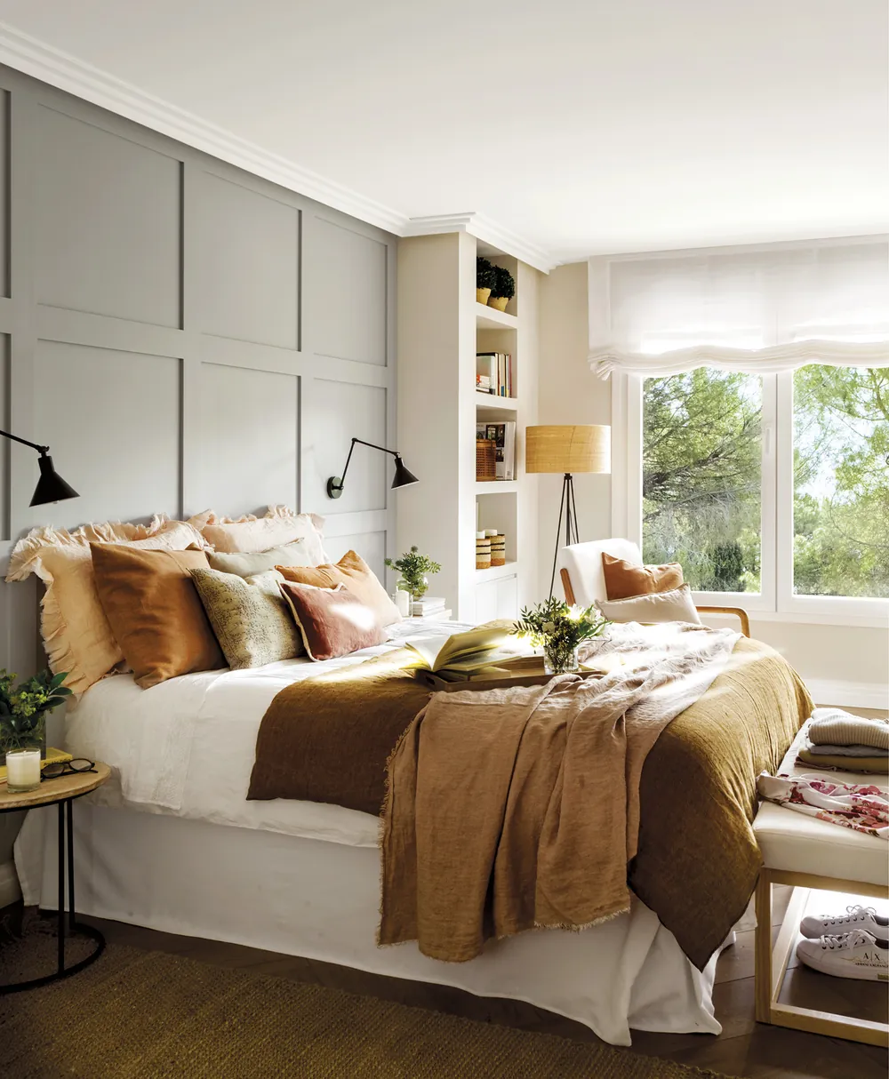 Dormitorio con cabecero tapizado y textiles naturales — proyecto de interiorismo en La Moraleja