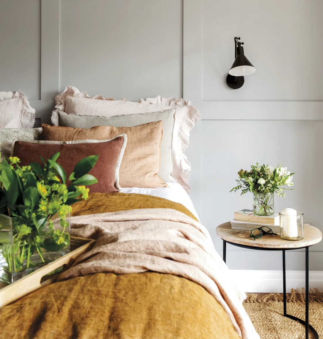 Detalle de dormitorio: textiles, cabecero y decoración que se suman después de la obra