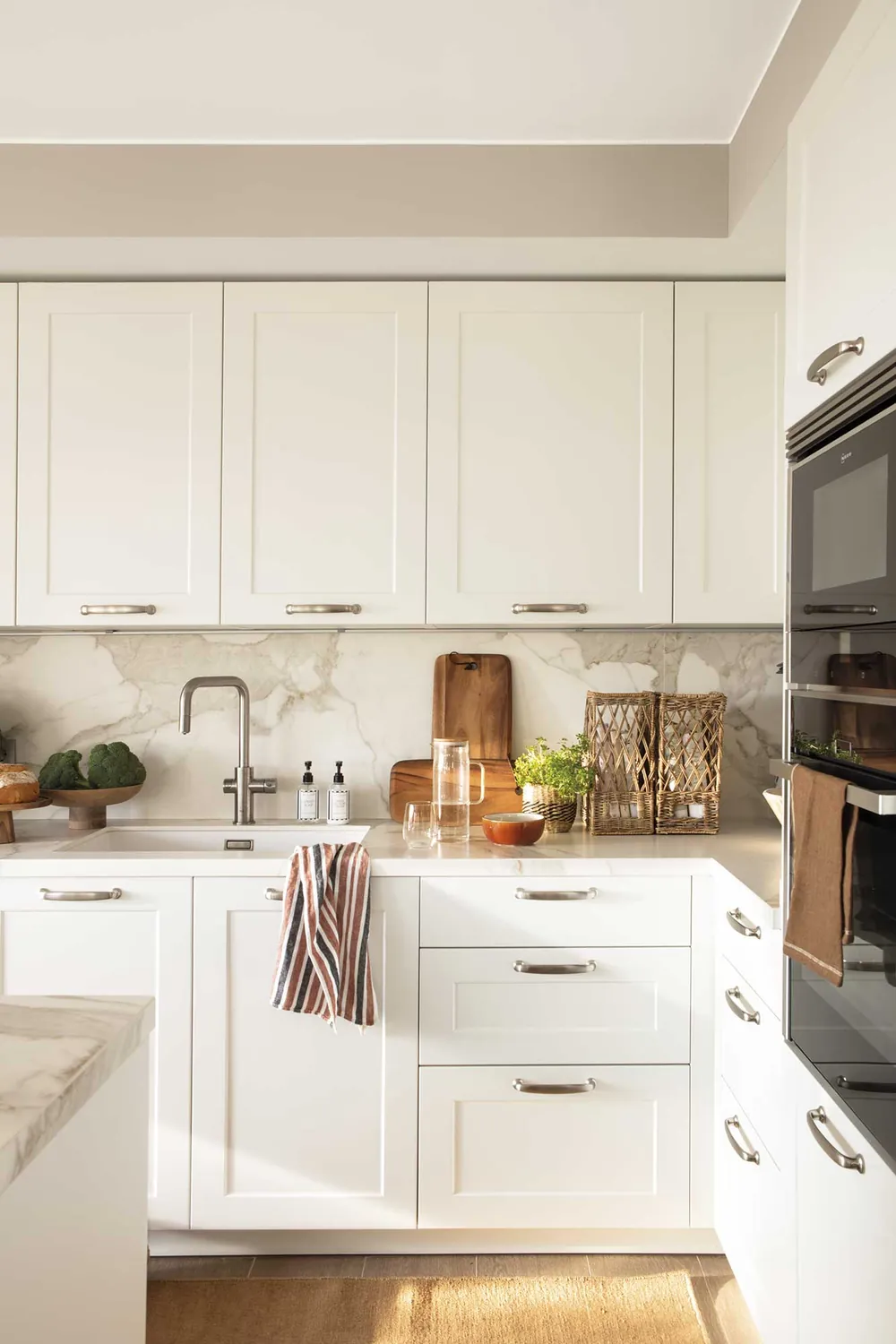 Cocina reformada con muebles a medida, encimera de piedra y frente de mármol, Sant Cugat, Barcelona
